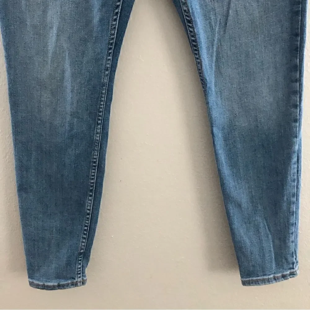 Old Navy Rockstar super Skinny Mid Rise size 12 medium blue wash color